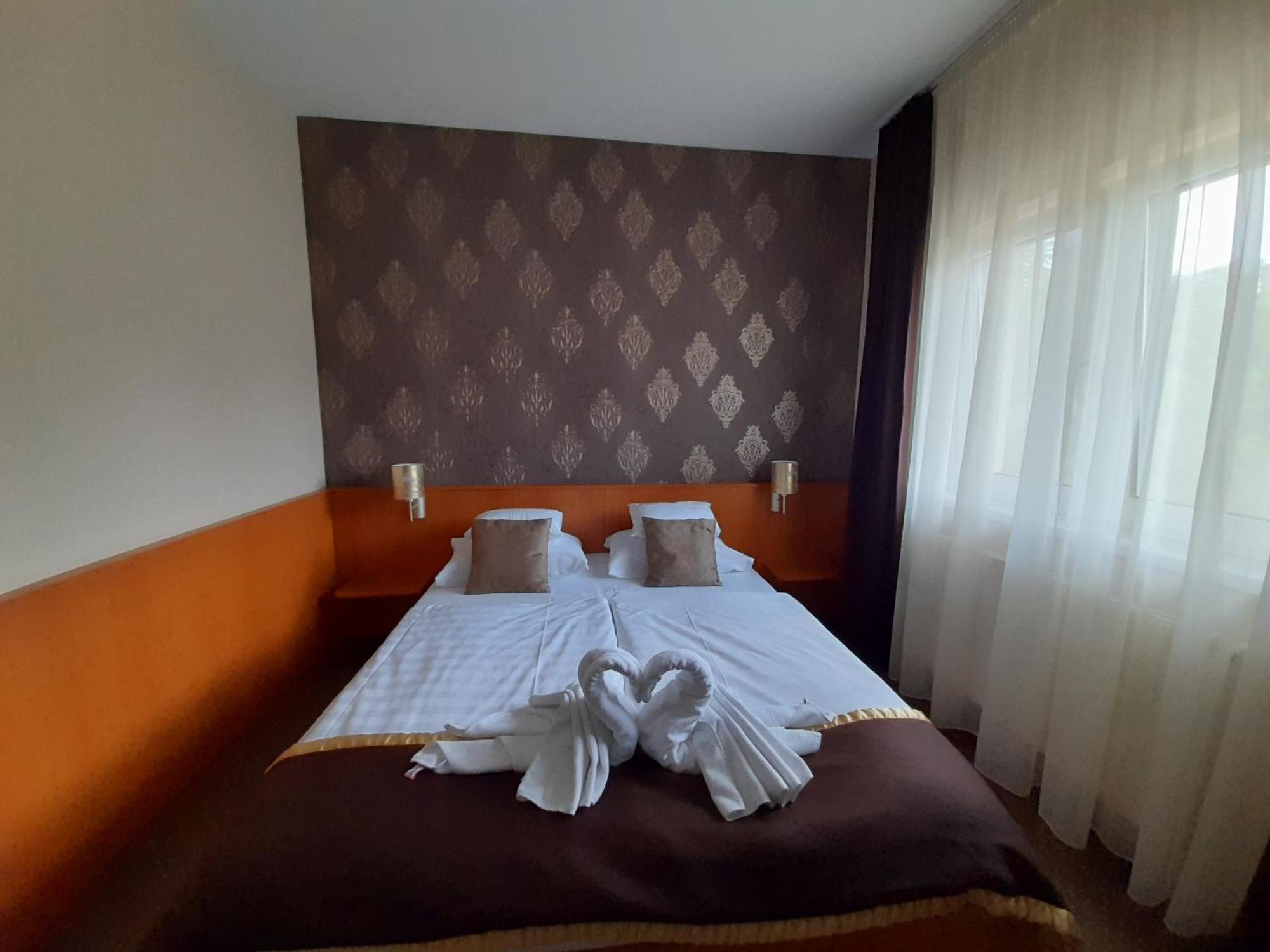 Hotel Platan เซแกชแฟเฮร์วาร์ ภายนอก รูปภาพ