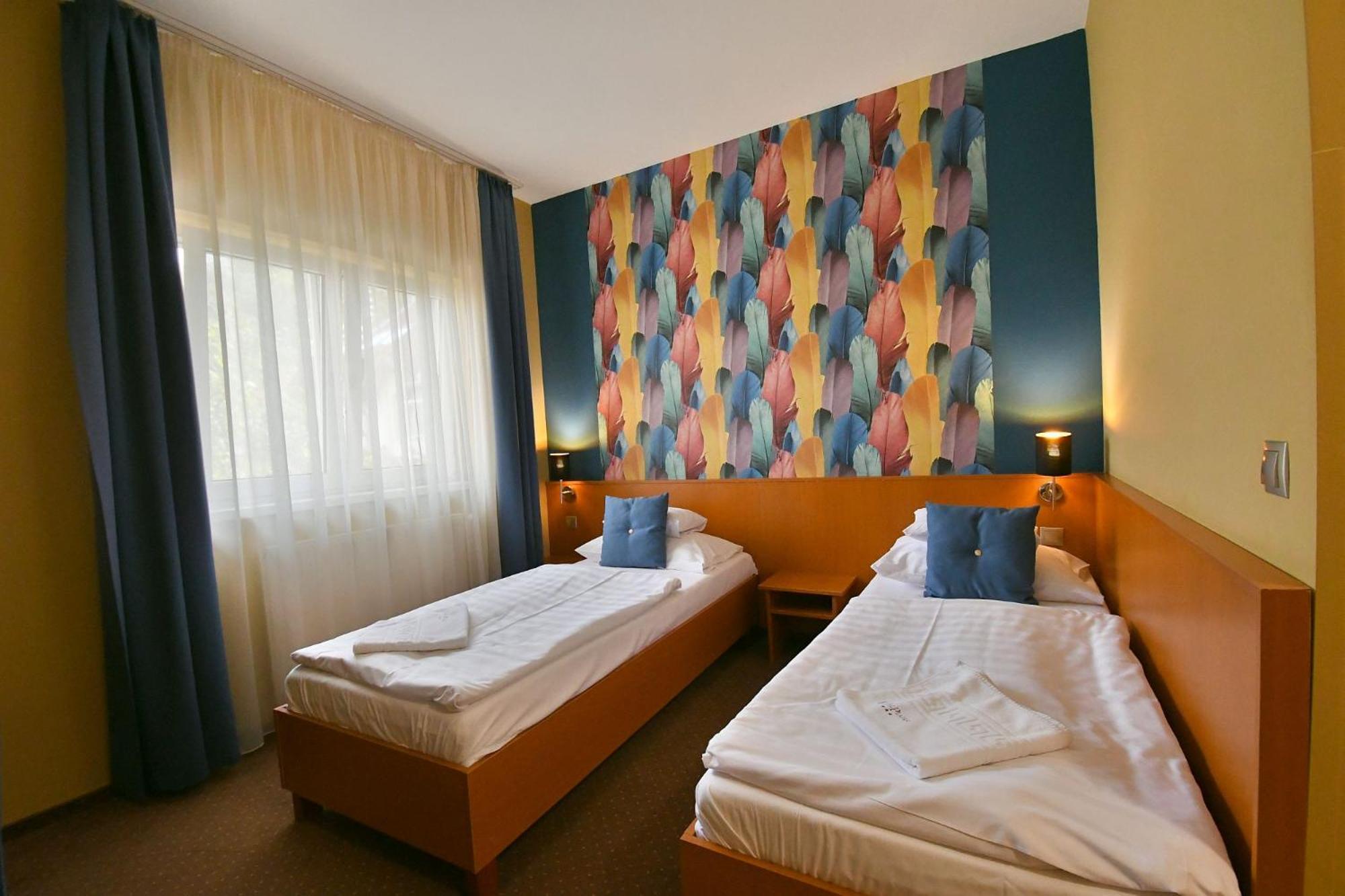 Hotel Platan เซแกชแฟเฮร์วาร์ ภายนอก รูปภาพ