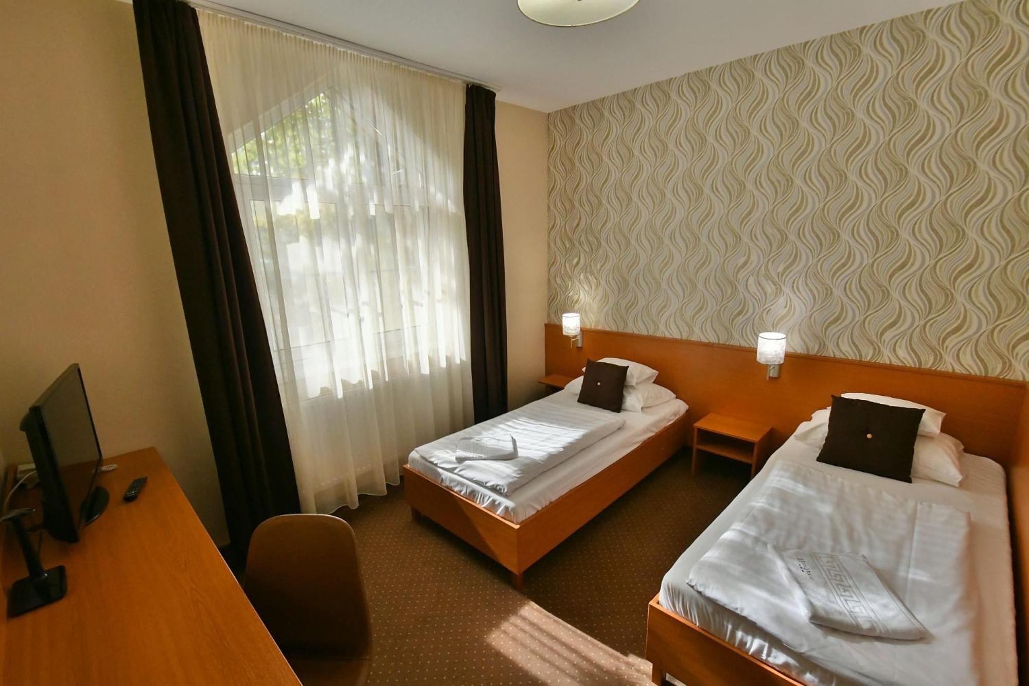 Hotel Platan เซแกชแฟเฮร์วาร์ ภายนอก รูปภาพ