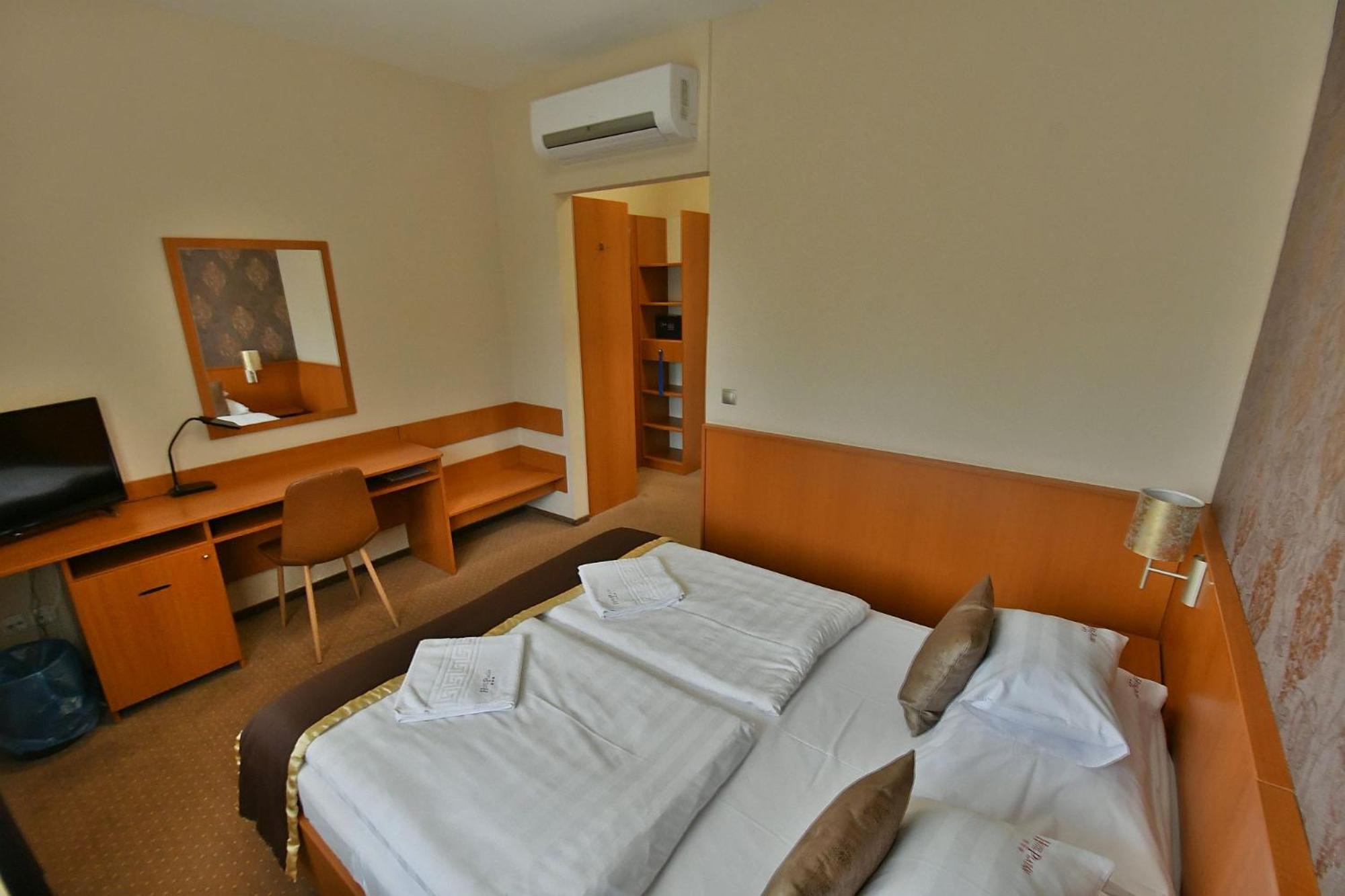 Hotel Platan เซแกชแฟเฮร์วาร์ ภายนอก รูปภาพ