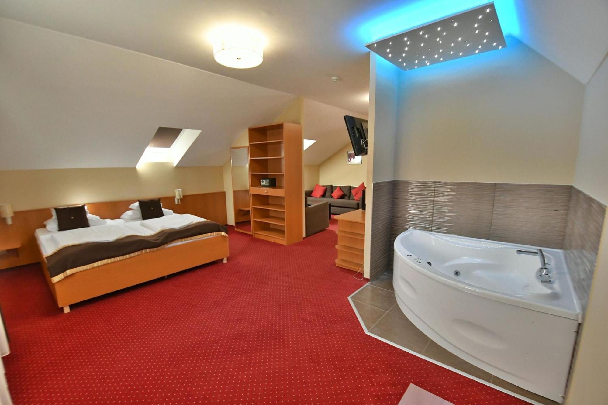 Hotel Platan เซแกชแฟเฮร์วาร์ ภายนอก รูปภาพ
