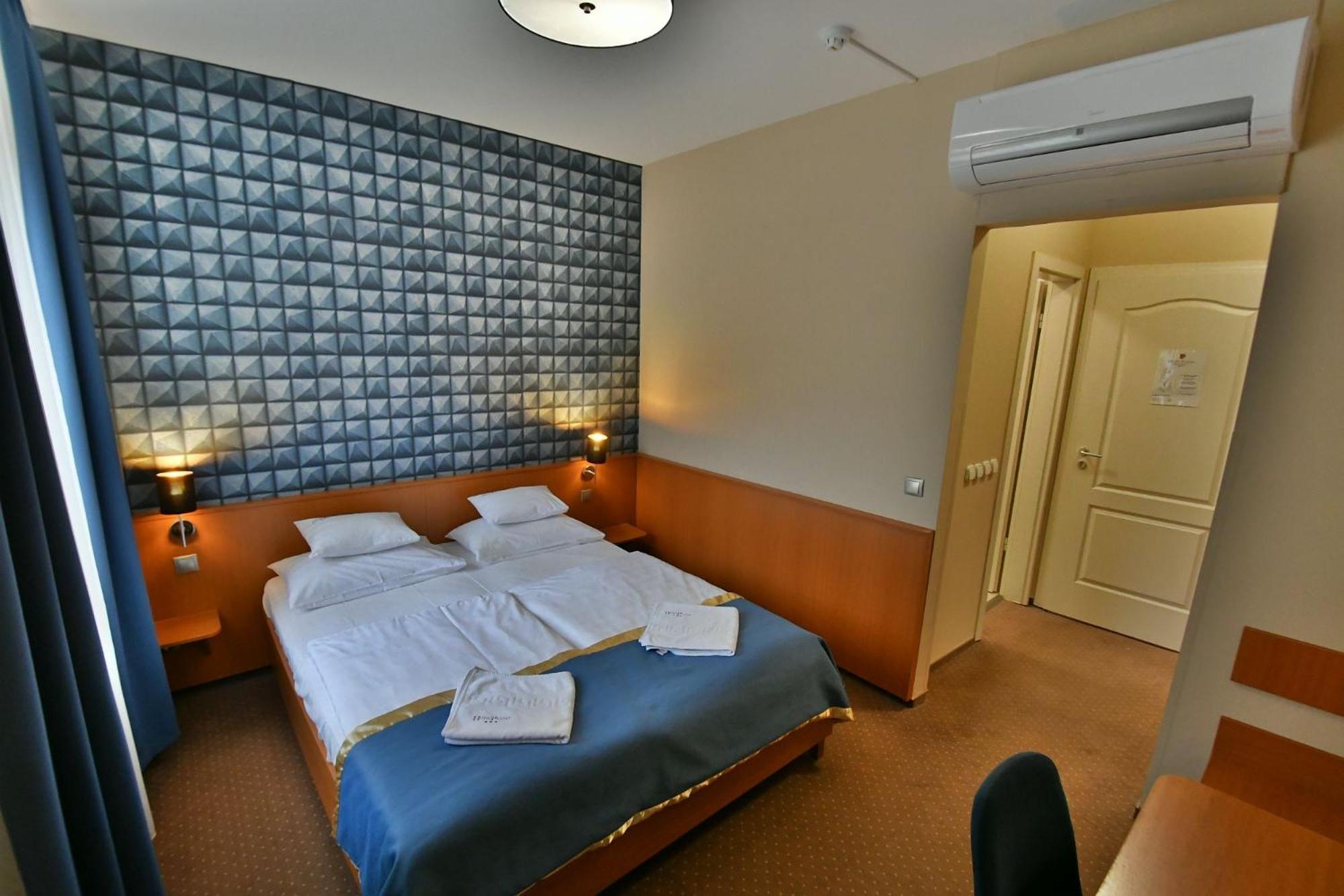 Hotel Platan เซแกชแฟเฮร์วาร์ ภายนอก รูปภาพ