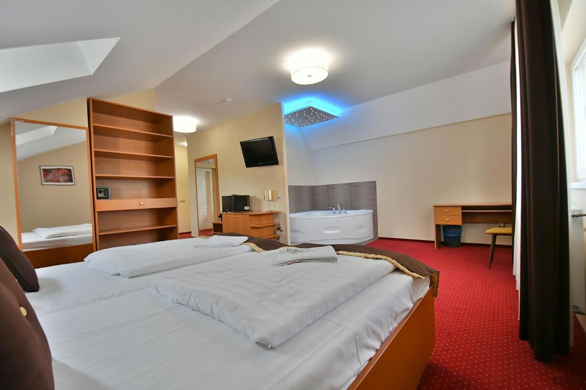 Hotel Platan เซแกชแฟเฮร์วาร์ ภายนอก รูปภาพ