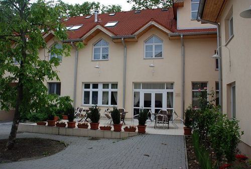 Hotel Platan เซแกชแฟเฮร์วาร์ ภายนอก รูปภาพ