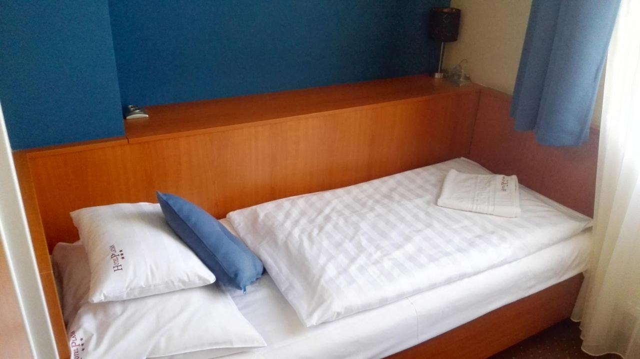 Hotel Platan เซแกชแฟเฮร์วาร์ ภายนอก รูปภาพ